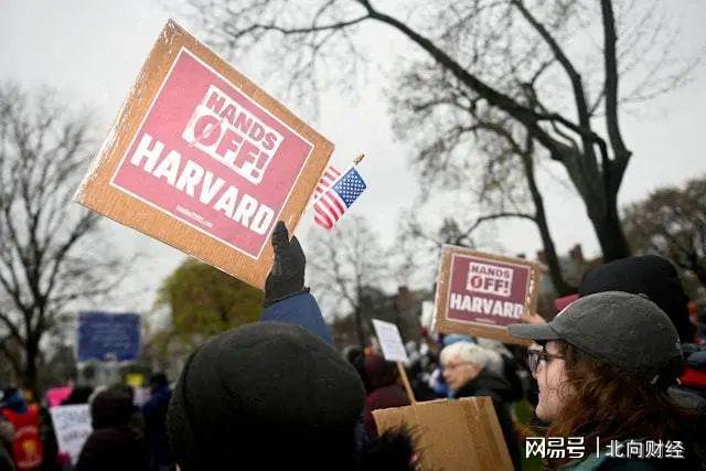 特朗普考虑放宽美国管控措施_特朗普正考虑限制中国学生赴美_