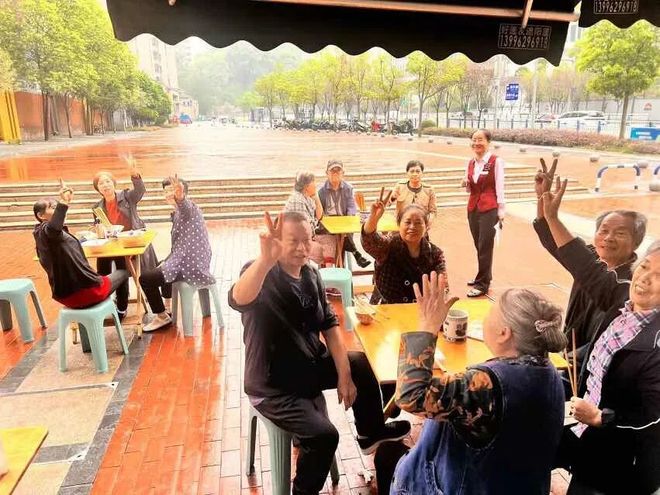 银行荣获文明单位简报__银行爱心敬老