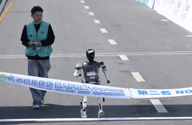 95后清华辍学博士的机器人突围