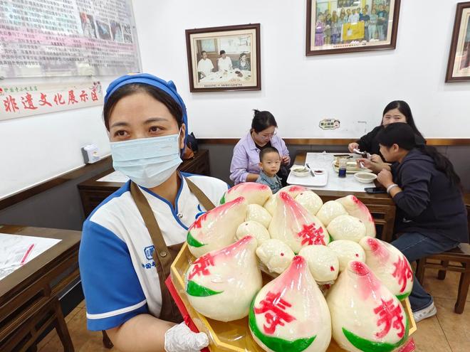 寿桃走俏市场、家宴聚餐火热 重阳节多家北京老字号暖意迎宾客