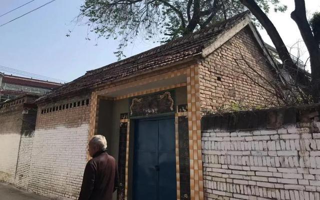首富沦为阶下囚，许家印祖宅难保：对联被撕，树被砍光，围墙倒塌