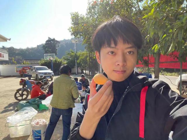 卖吃的小伙子是谁__小伙地摊买下视频