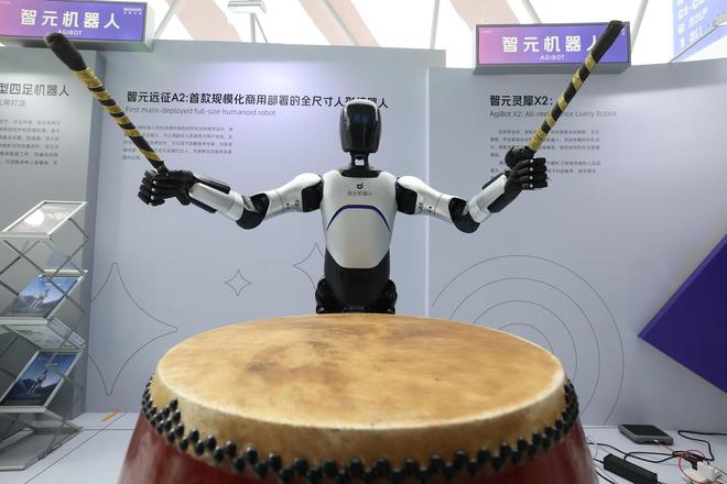 智元机器人全国首家开放式具身智能体验中心在无锡开业