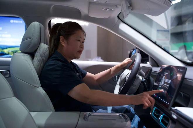 61岁女销冠张美芬，卖出1800台新能源_61岁女销冠张美芬，卖出1800台新能源_