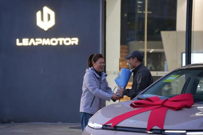 61岁女销冠张美芬，卖出1800台新能源_61岁女销冠张美芬，卖出1800台新能源_