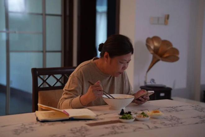 61岁女销冠张美芬，卖出1800台新能源__61岁女销冠张美芬，卖出1800台新能源