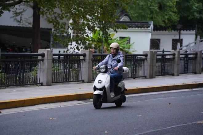 61岁女销冠张美芬，卖出1800台新能源_61岁女销冠张美芬，卖出1800台新能源_