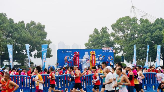 豪车司机群殴货车司机被压肉饼_老司机猜饮料答案_