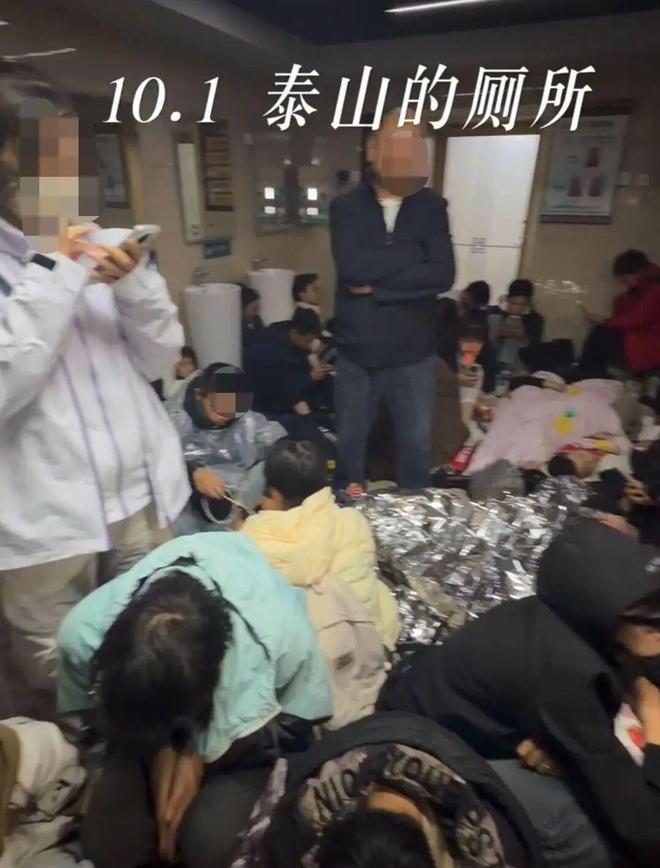 大量游客知名景区突遭降雨大风，连厕所都挤满过夜的人！“山顶宾馆99元坐席可过夜”冲上热搜_大量游客知名景区突遭降雨大风，连厕所都挤满过夜的人！“山顶宾馆99元坐席可过夜”冲上热搜_