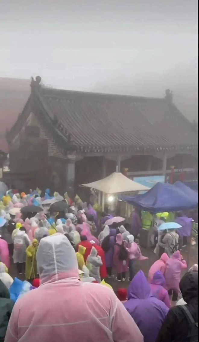 大量游客知名景区突遭降雨大风，连厕所都挤满过夜的人！“山顶宾馆99元坐席可过夜”冲上热搜__大量游客知名景区突遭降雨大风，连厕所都挤满过夜的人！“山顶宾馆99元坐席可过夜”冲上热搜