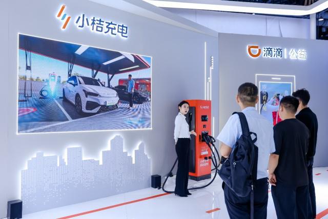 滴滴新品发布会__王宝强携妻亮相记者会