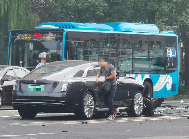 交警发生车祸_交警遇袭身亡_