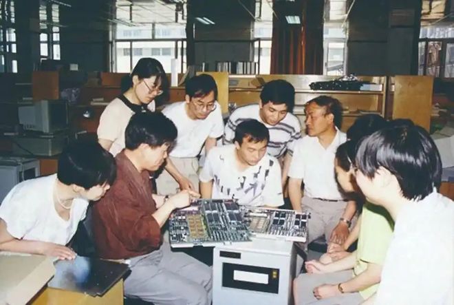 82岁退休的他，带出一系千亿级科技巨头，却不持有1股股权