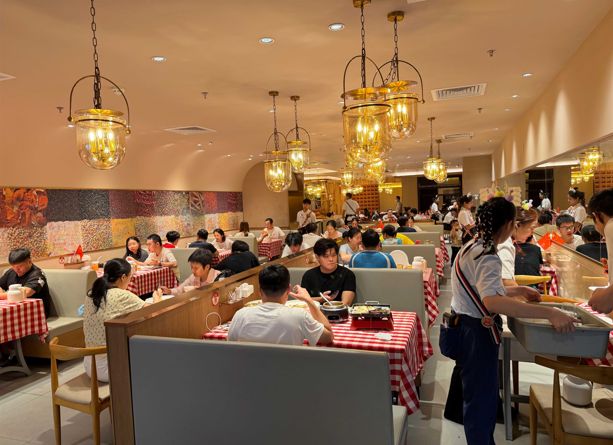 预制菜风波后，实探西贝北上广深门店：有门店需等位半小时，黄牛开始倒卖代金券__预制菜风波后，实探西贝北上广深门店：有门店需等位半小时，黄牛开始倒卖代金券