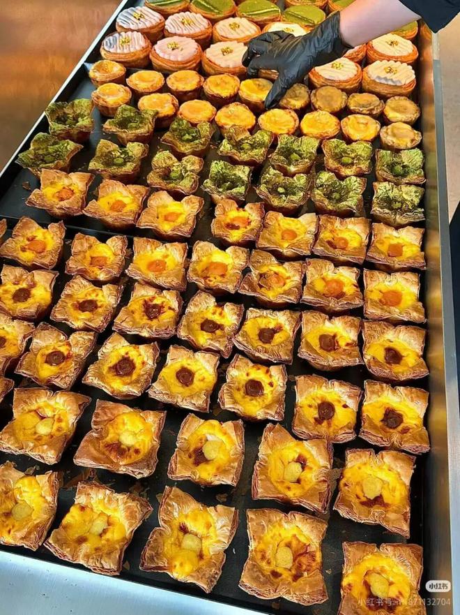 _喜茶35元/个的蛋挞被北京打工人排队三小时抢,“感觉塞了800种小料堪比满汉全席”_喜茶35元/个的蛋挞被北京打工人排队三小时抢,“感觉塞了800种小料堪比满汉全席”