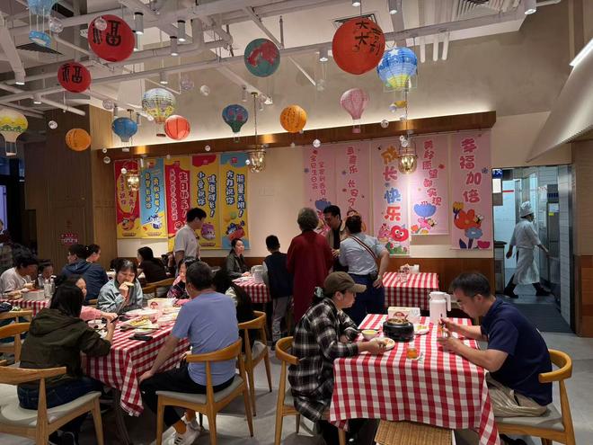 长假催热餐饮业：四季民福排号数百桌，代排费最高飙至500元，西贝重现排队等位__长假催热餐饮业：四季民福排号数百桌，代排费最高飙至500元，西贝重现排队等位