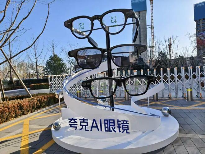 汽车业务亏损,李想造AI眼镜能拯救腰斩的股价吗?__汽车业务亏损,李想造AI眼镜能拯救腰斩的股价吗?