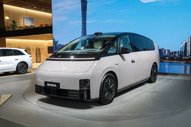 汽车业务亏损,李想造AI眼镜能拯救腰斩的股价吗?_汽车业务亏损,李想造AI眼镜能拯救腰斩的股价吗?_