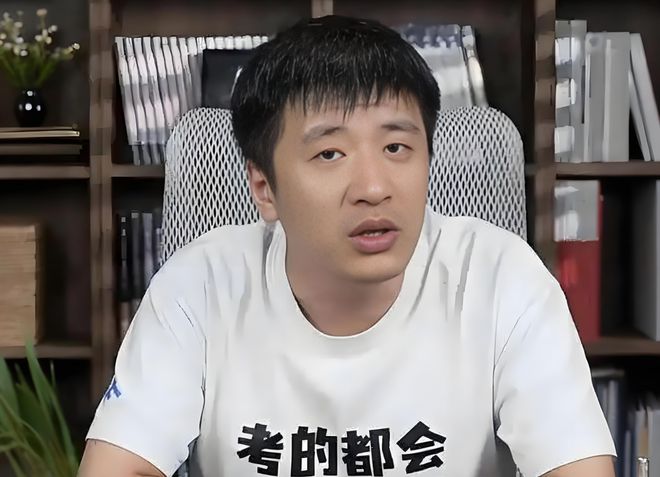 宣布停播后的张雪峰，真的有动谁的蛋糕吗？__宣布停播后的张雪峰，真的有动谁的蛋糕吗？