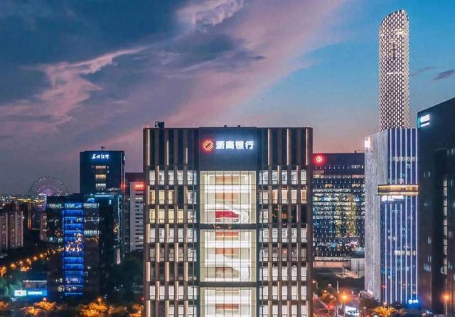 70后出任浙商银行董事长，去年薪酬132万