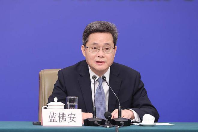 蓝佛安：中方将采取更加积极有为的宏观政策，有信心实现2025年的5%左右增长目标