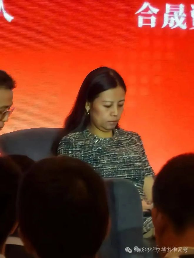 贬低业绩可以忍，贬低颜值不能忍！针对近期热点，李蓓反击