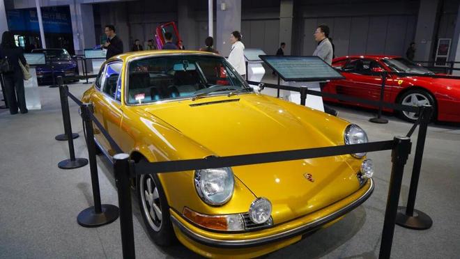 聚焦进博|最“贵”展区诞生!11款跨越半个世纪的老爷车同台__聚焦进博|最“贵”展区诞生!11款跨越半个世纪的老爷车同台