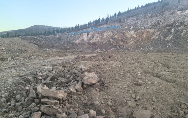 养牛场的秘密：立项两年多未见一头牛，每天开采数十车矿石倒卖