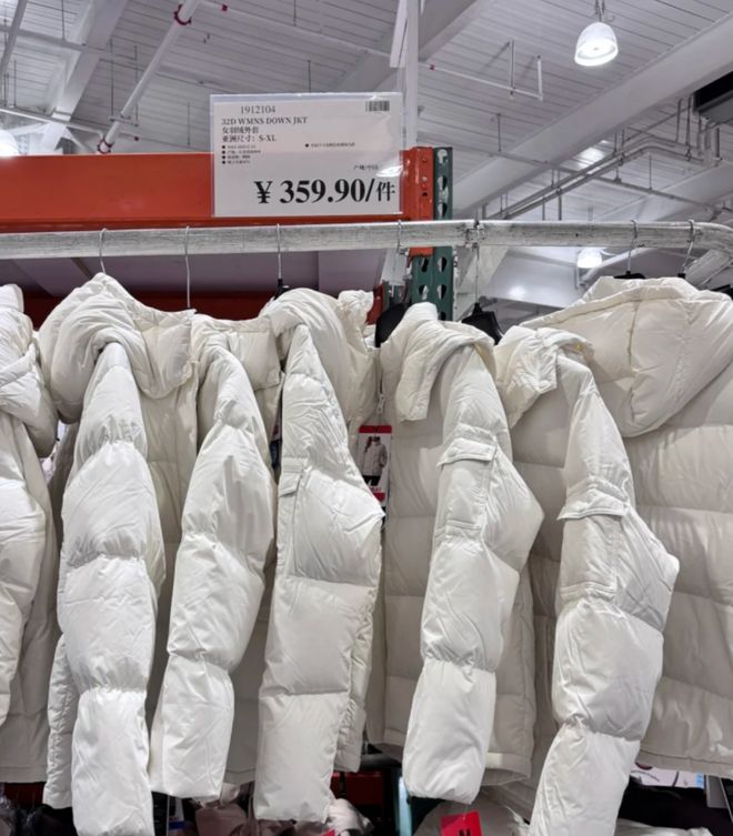多少人靠超市300块羽绒服体面过冬？山姆们卖衣服比始祖鸟更能拿捏返贫中产