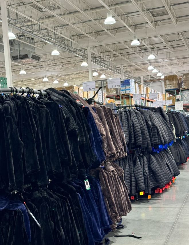 _超市能过冬拿捏产羽绒服吗_超市羽绒服陈列图片