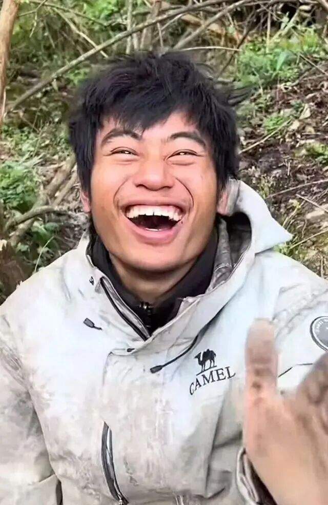 疯批冷美人、返祖中医男爆红！荒野求生“发疯”背后是一场大生意_疯批冷美人、返祖中医男爆红！荒野求生“发疯”背后是一场大生意_