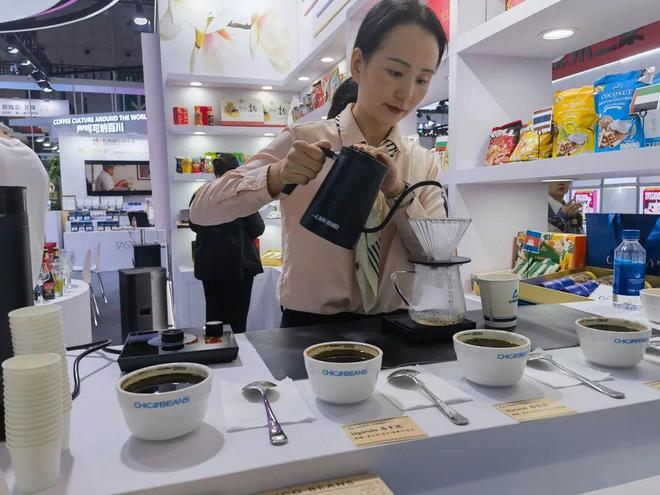 聚焦进博｜从“非洲之心”到“东方之珠”：一颗咖啡豆的奇缘