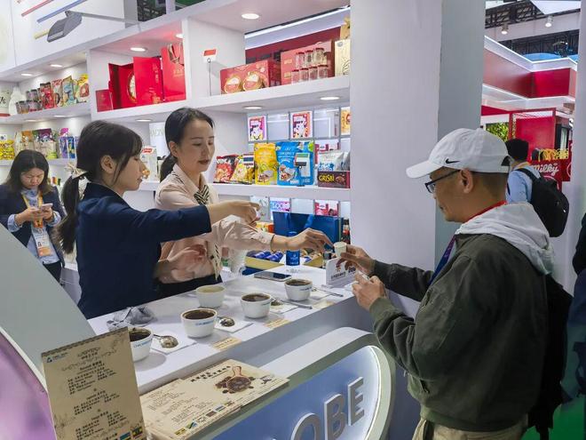 聚焦进博｜从“非洲之心”到“东方之珠”：一颗咖啡豆的奇缘__聚焦进博｜从“非洲之心”到“东方之珠”：一颗咖啡豆的奇缘