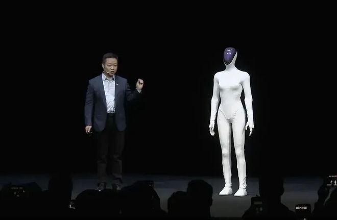 小鹏美女机器人自证“非人扮演”，最懂直男心？