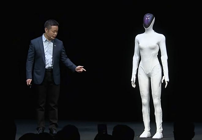 美女扮演机器人开箱__真人扮演女机器人