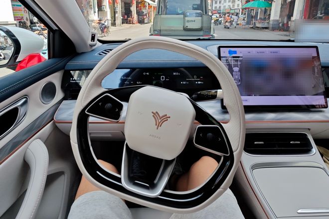 年轻人捡漏倒闭车企“烂尾车”！7万买一辆哪吒，“因为倒闭，才有好价”