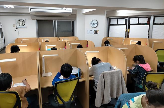 日本“鸡娃”大败局：挤破脑袋上好大学，毕业后批量式啃老