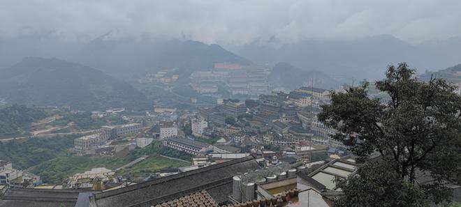 酱酒低潮，茅台镇青年破局样本：卖酒人“出山”摆地摊，有“酒二代”转型做酒庄