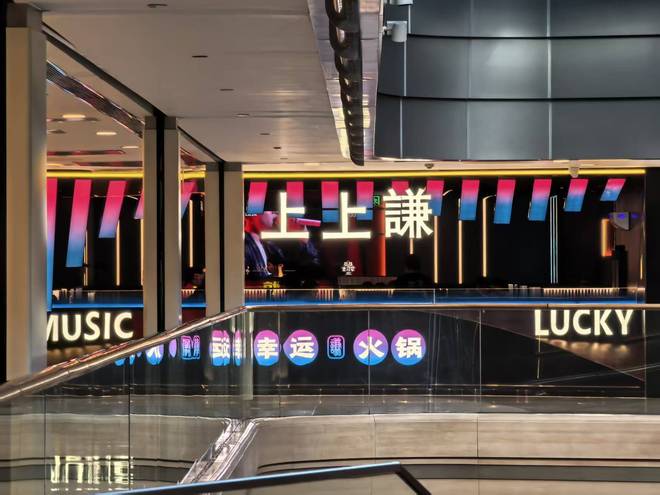 闭店风波后，实探“上上谦”仅存门店：薛之谦曾入股，周末用餐高峰仍需排队__闭店风波后，实探“上上谦”仅存门店：薛之谦曾入股，周末用餐高峰仍需排队