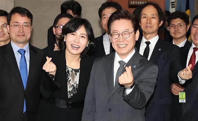 _从钢琴教师到第一夫人：金惠景的青瓦台之路_从钢琴教师到第一夫人：金惠景的青瓦台之路