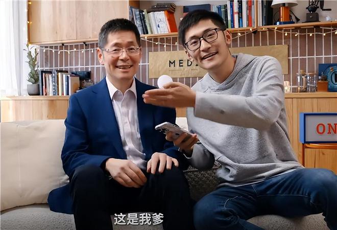 _见面送罗永浩一部iPhone17顶配，影视飓风Tim靠什么赚钱？_见面送罗永浩一部iPhone17顶配，影视飓风Tim靠什么赚钱？