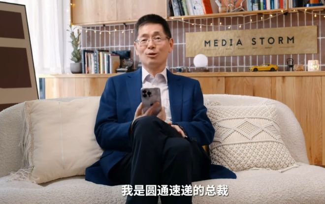 见面送罗永浩一部iPhone17顶配，影视飓风Tim靠什么赚钱？_见面送罗永浩一部iPhone17顶配，影视飓风Tim靠什么赚钱？_