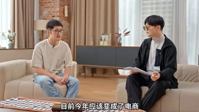 见面送罗永浩一部iPhone17顶配，影视飓风Tim靠什么赚钱？_见面送罗永浩一部iPhone17顶配，影视飓风Tim靠什么赚钱？_