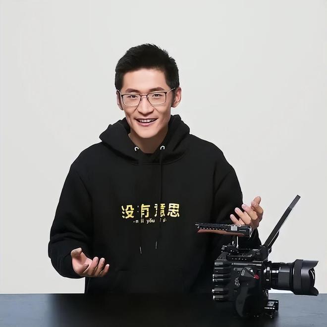 见面送罗永浩一部iPhone17顶配，影视飓风Tim靠什么赚钱？_见面送罗永浩一部iPhone17顶配，影视飓风Tim靠什么赚钱？_