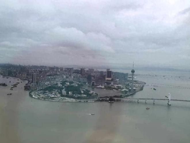 疯狂投保__银行卖保险合法吗