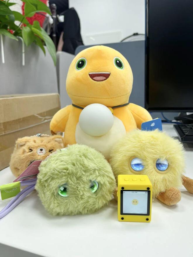 花399买华为AI玩具们陪聊结果比养娃还累，被华强北吐槽“太Low”但专供小红书女孩？