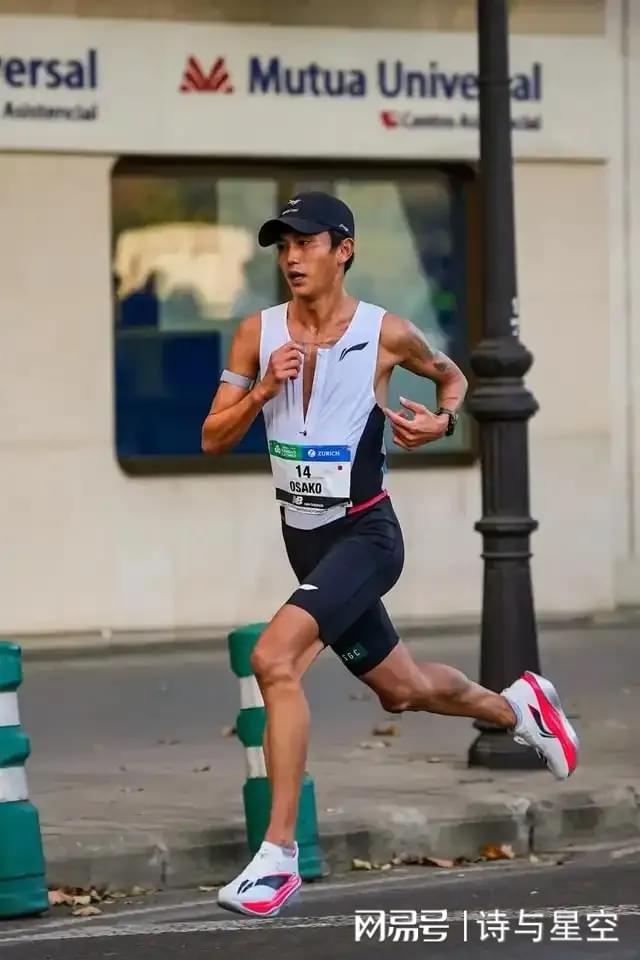 34岁破马拉松新纪录，亚洲第一穿了中国跑鞋