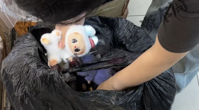 调查|义乌严打仿版LABUBU：有商家一天涨10元！偷偷卖，跨境1只赚165元__调查|义乌严打仿版LABUBU：有商家一天涨10元！偷偷卖，跨境1只赚165元