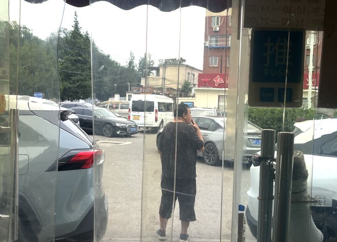 二手烟吸到吐的打工人涌进「餐饮界林则徐」，“店里贴800张禁烟标语、烟民不听劝就报警”_二手烟吸到吐的打工人涌进「餐饮界林则徐」，“店里贴800张禁烟标语、烟民不听劝就报警”_