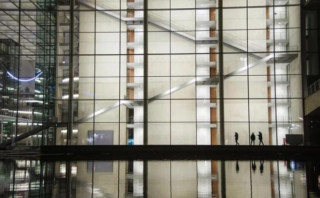 外资，开始躺平收租了